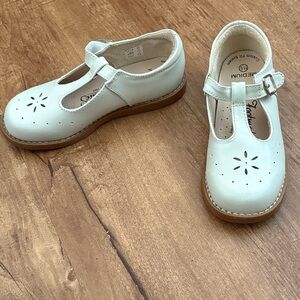 FootMates Girls White T-Strap Dress Shoes with Cutout Flower